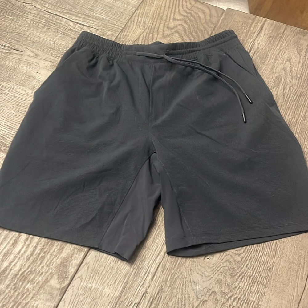 Men’s Lululemon shorts EUC